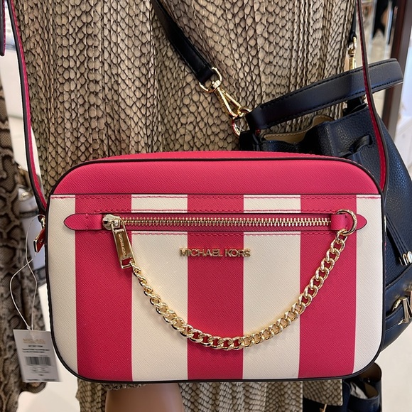 MICHAEL KORS
Jet Set Large EW Zip Chain XBody Saffiano Leathr Crossbody Bag
NWT - Picture 14 of 16